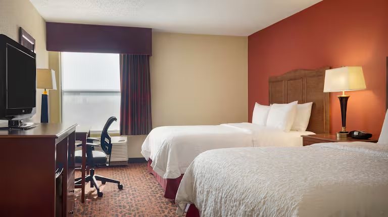 Hampton Inn Shawnee — Guest room
