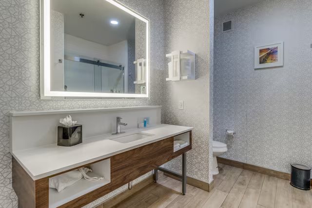 Hampton Inn Sheridan — Bathroom