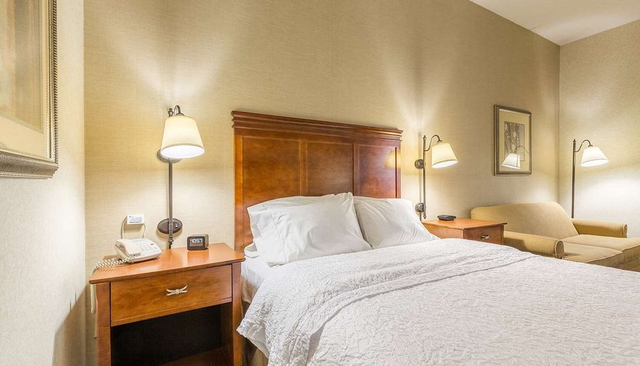 Hampton Inn Sidney — Guest room