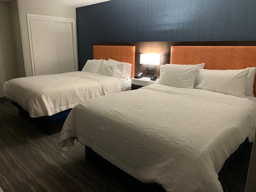 Hampton Inn Sioux Falls — Guest room