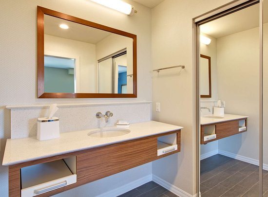 Hampton Inn Snyder — Bathroom