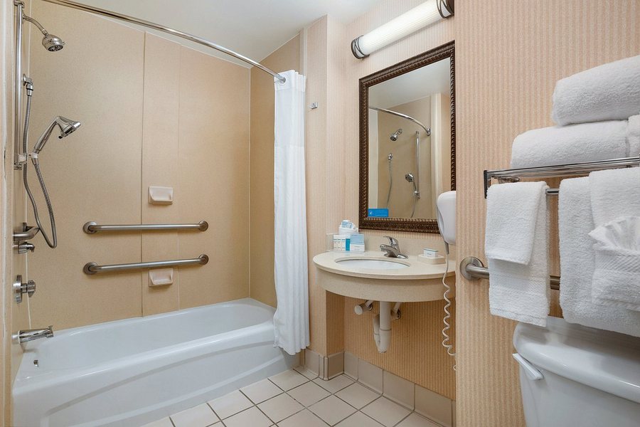 Hampton Inn Springfield South — Bathroom
