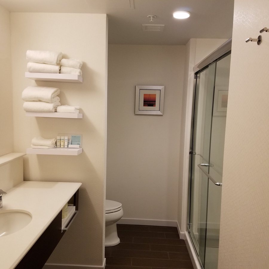 Hampton Inn St Albans — Bathroom