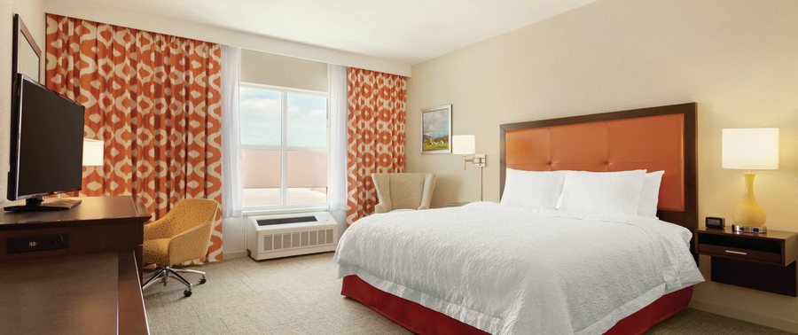 Hampton Inn St Albans — Guest room