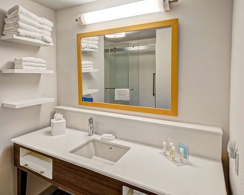 Hampton Inn St Joseph — Bathroom
