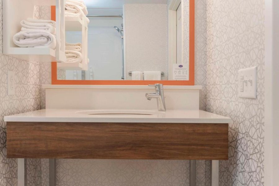 Hampton Inn St Louis Chesterfield — Bathroom