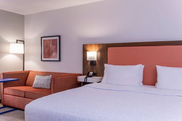 Hampton Inn St Louis Chesterfield — Guest room