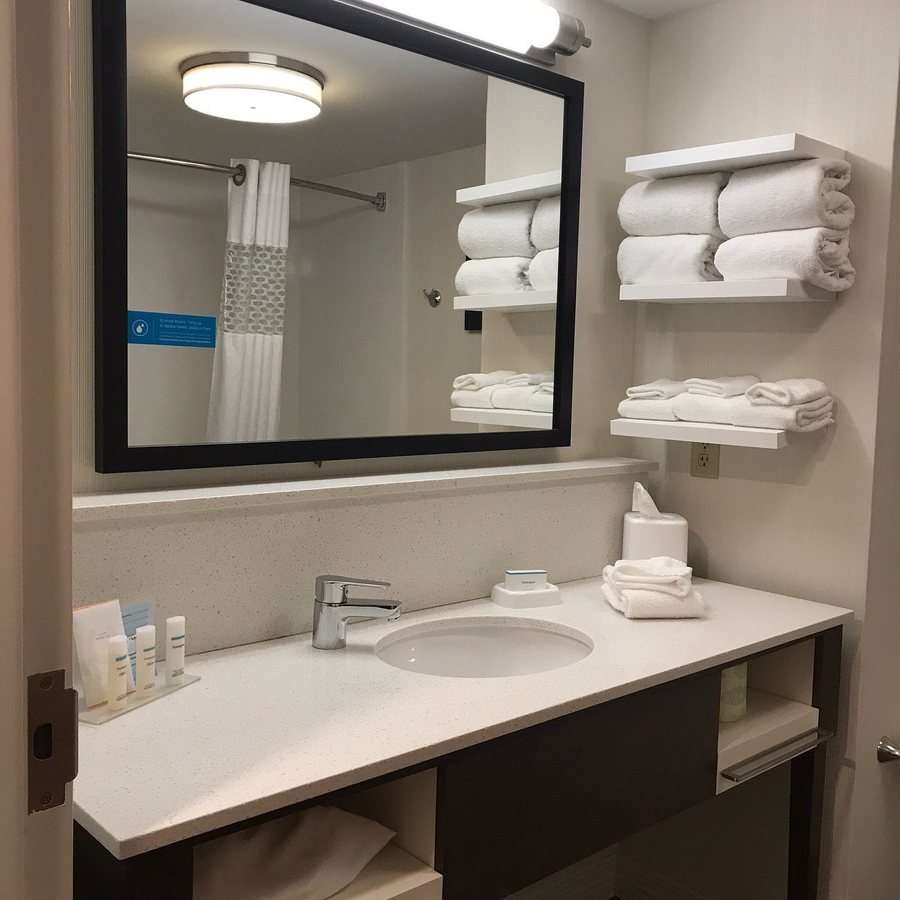 Hampton Inn St Louis Columbia — Bathroom