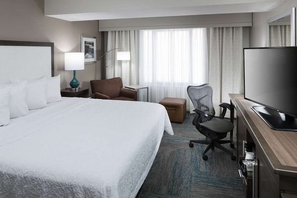 Hampton Inn St Louis Downtown At the Gateway Arch — Guest room