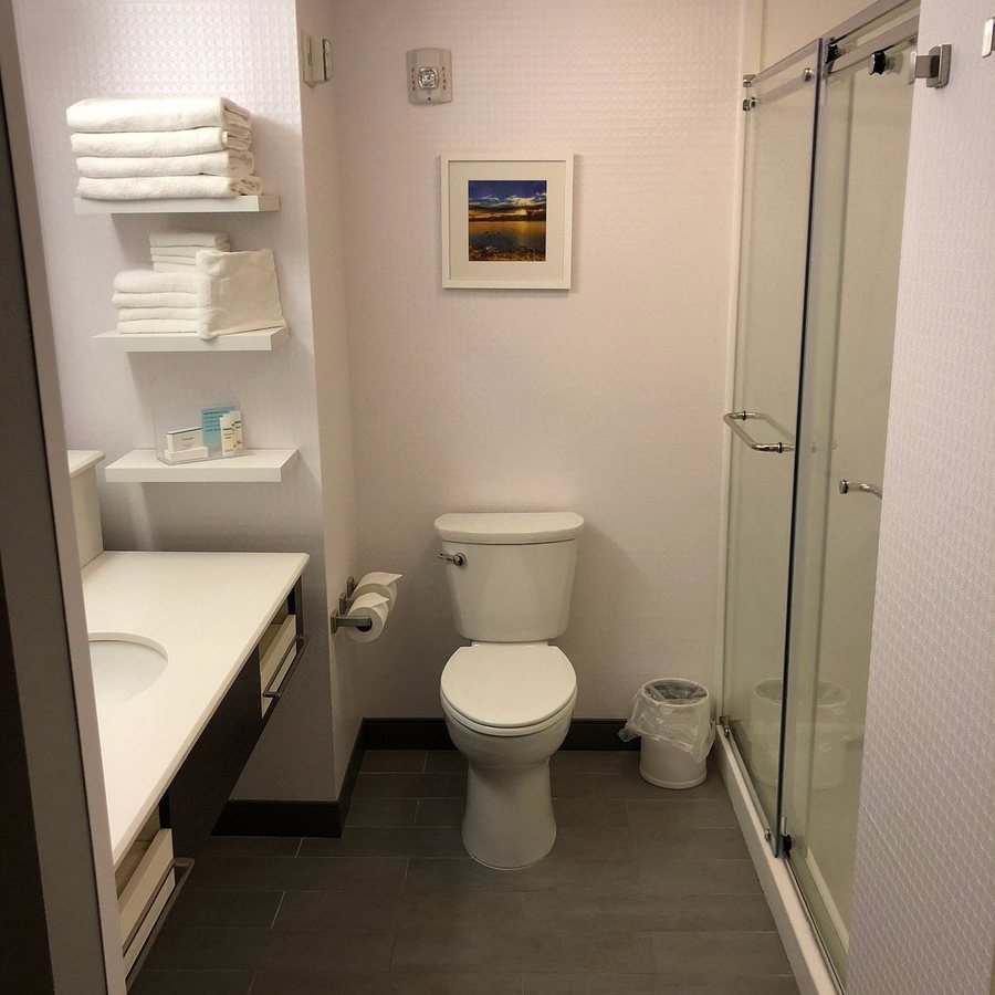 Hampton Inn St Louis Wentzville — Bathroom