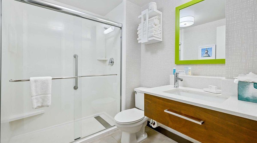 Hampton Inn St Louis Westport — Bathroom
