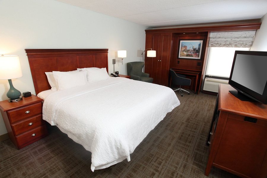 Hampton Inn St Louis Westport — Guest room