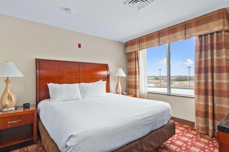 Hampton Inn Starkville — Guest room