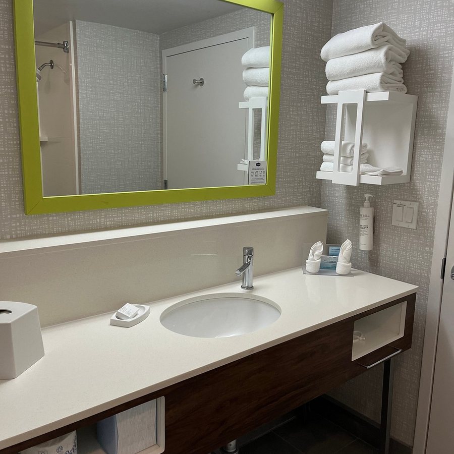 Hampton Inn Sturbridge — Bathroom