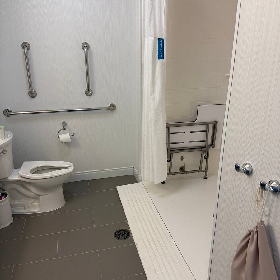 Hampton Inn Suites Altoona Des Moines — Bathroom