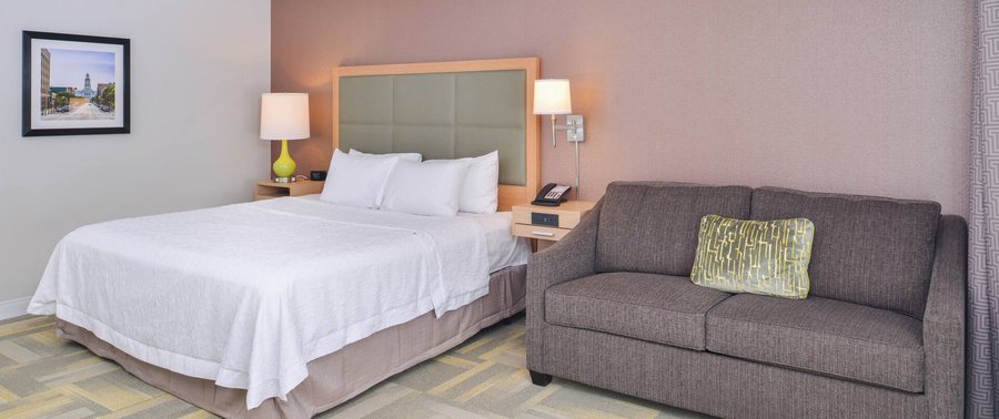 Hampton Inn Suites Altoona Des Moines — Guest room