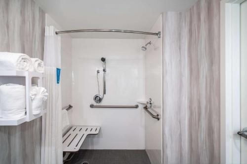Hampton Inn Suites Amelia Island Historic Harbor Front — Bathroom