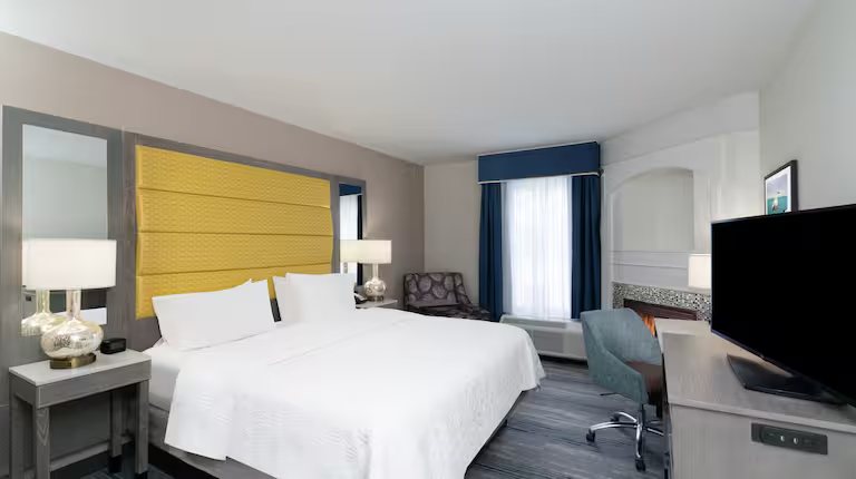 Hampton Inn Suites Amelia Island Historic Harbor Front — Guest room