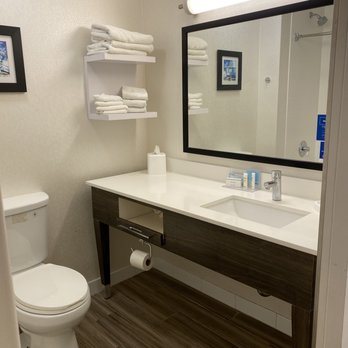 Hampton Inn Suites Anaheim Garden Grove — Bathroom