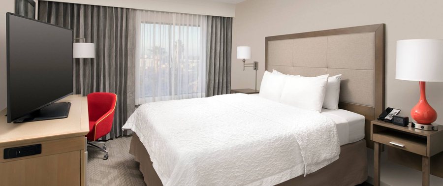 Hampton Inn Suites Anaheim Garden Grove — Guest room