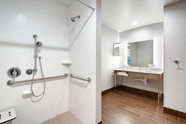 Hampton Inn Suites Anaheim Resort Convention Center — Bathroom