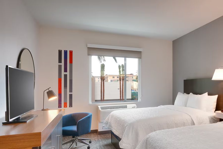 Hampton Inn Suites Anaheim Resort Convention Center — Guest room