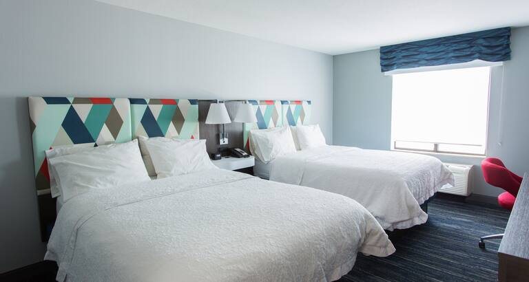 Hampton Inn Suites Ankeny — Guest room