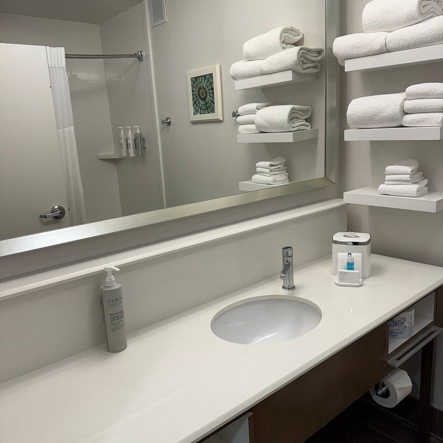 Hampton Inn Suites Ashland — Bathroom