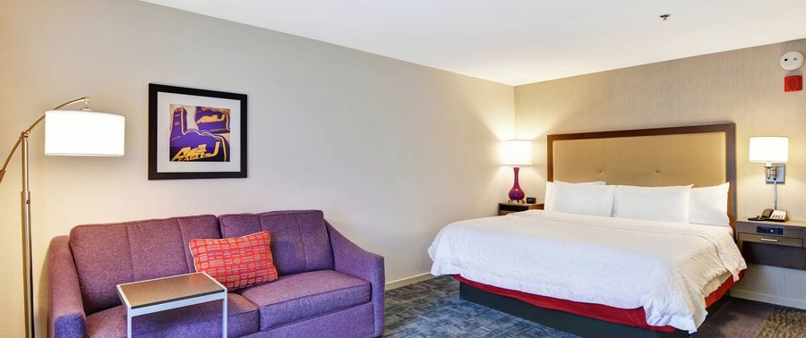 Hampton Inn Suites Ashland — Guest room