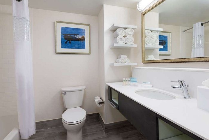Hampton Inn Suites Atlanta Buckhead Place — Bathroom