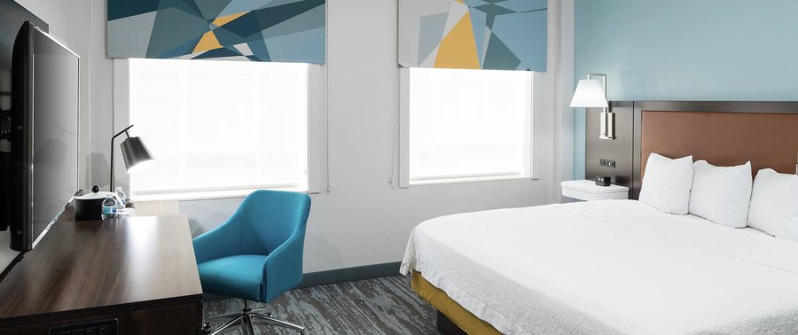 Hampton Inn Suites Atlanta Downtown — Guest room
