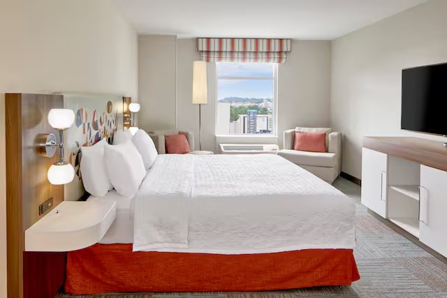 Hampton Inn Suites Atlanta Midtown — Guest room