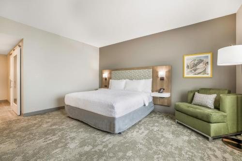 Hampton Inn Suites Aurora South Denver — Guest room