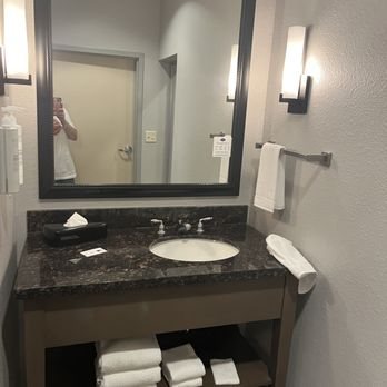 Hampton Inn Suites Austin at The University Capitol — Bathroom