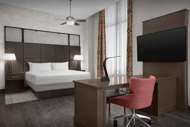 Hampton Inn Suites Austin at The University Capitol — Guest room