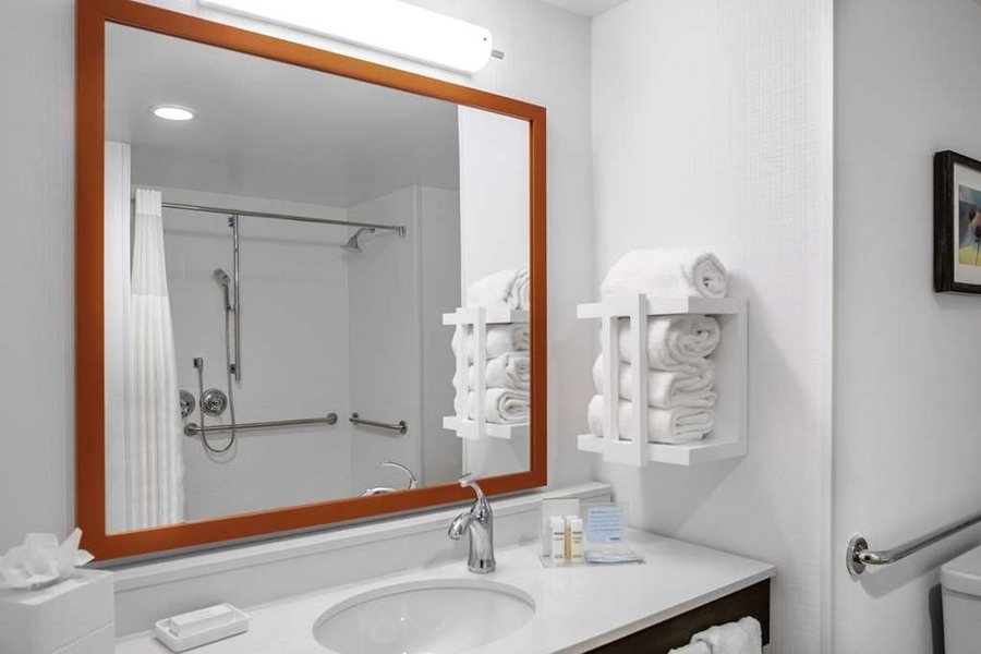 Hampton Inn Suites Austin Cedar Park Lakeline — Bathroom