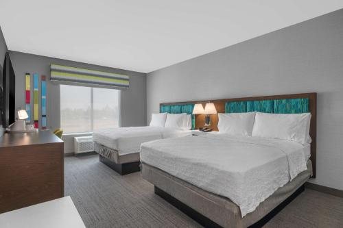 Hampton Inn Suites Bakersfield Central — Guest room