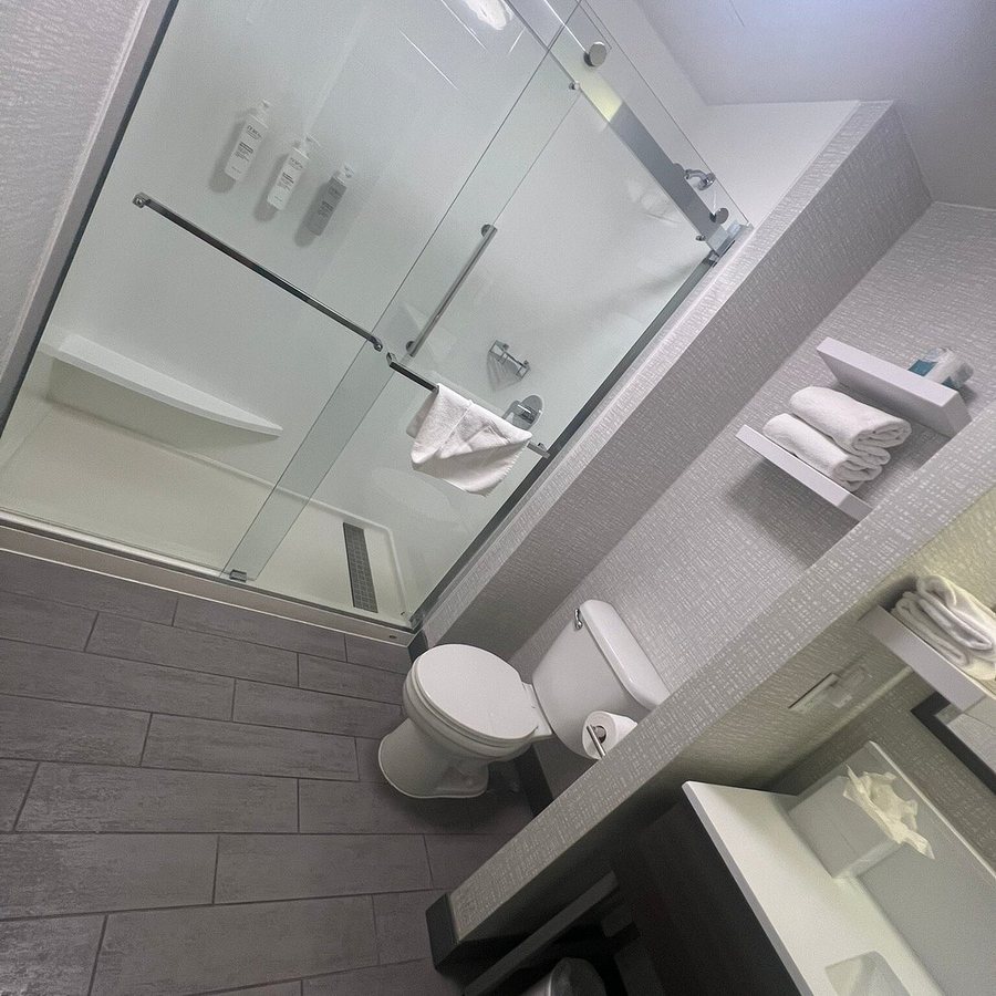 Hampton Inn Suites Baltimore Inner Harbor Baltimore Maryland — Bathroom