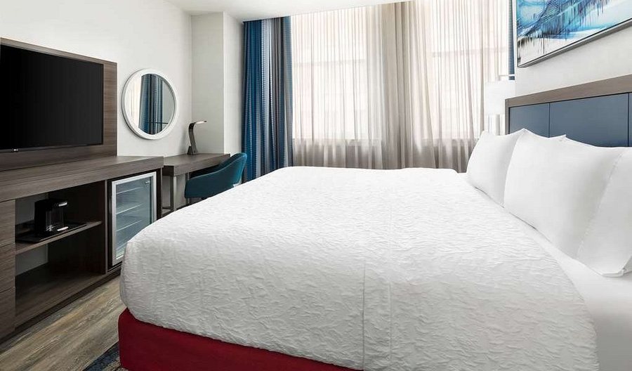 Hampton Inn Suites Baltimore Inner Harbor Baltimore Maryland — Guest room