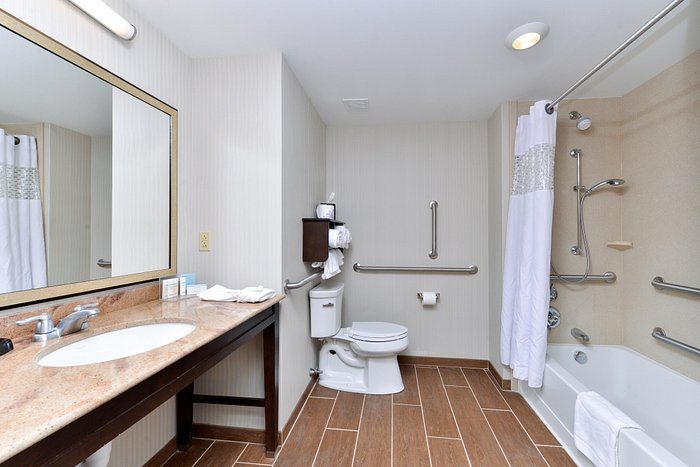 Hampton Inn Suites Barstow Barstow California — Bathroom