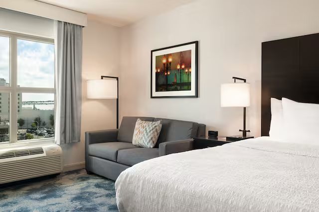 Hampton Inn Suites Baton Rouge Downtown — Guest room