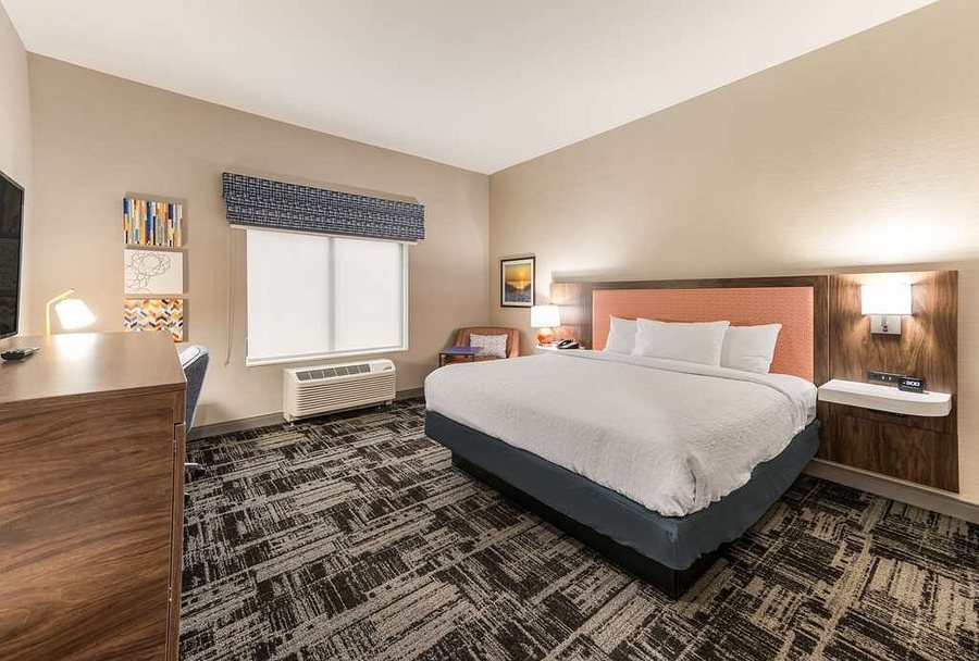 Hampton Inn Suites Benton Harbor — Guest room