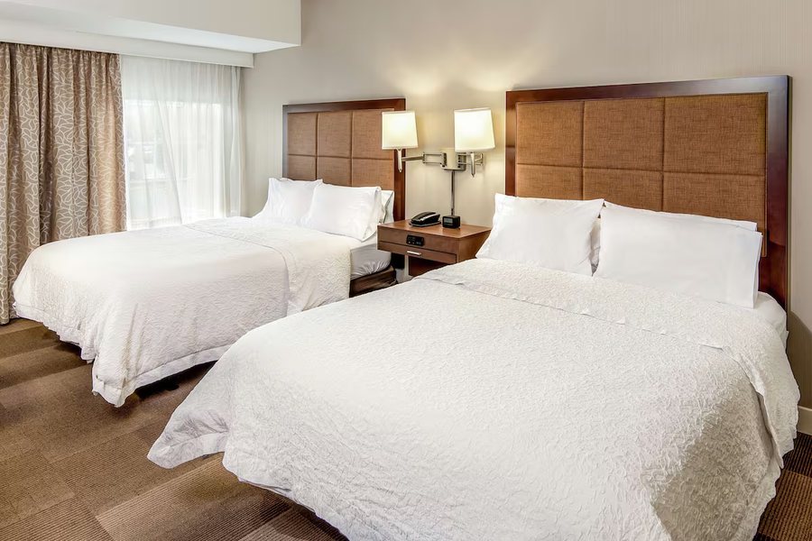 Hampton Inn Suites Bethlehem — Guest room