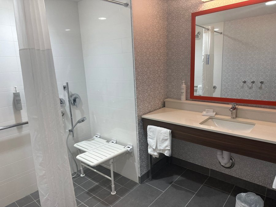 Hampton Inn Suites Birmingham 280 East Eagle Point — Bathroom