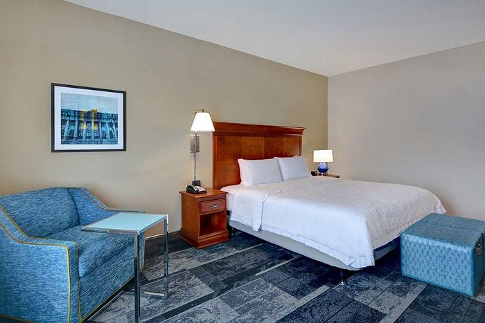 Hampton Inn Suites Birmingham hoover galleria — Guest room