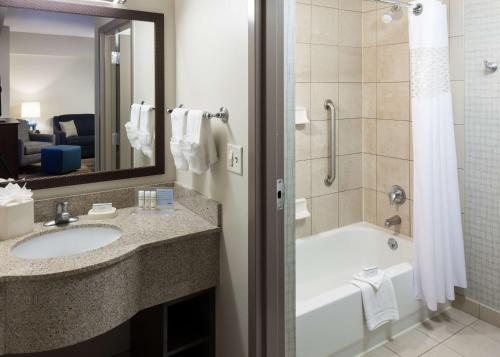Hampton Inn Suites Boise Nampa at the Idaho Center — Bathroom