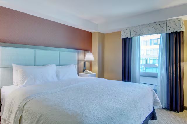 Hampton Inn Suites Boston Crosstown Center — Guest room