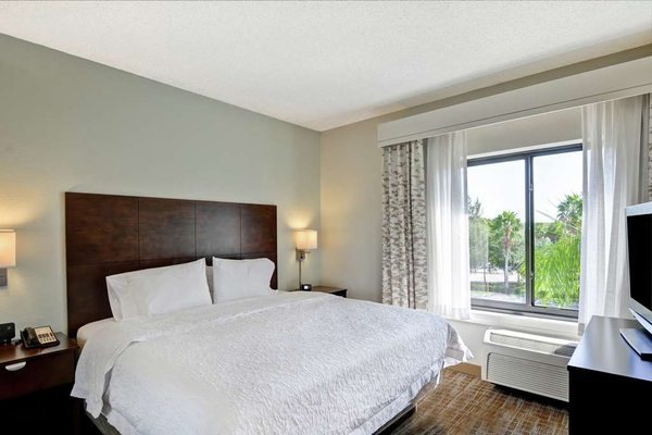 Hampton Inn Suites Boynton Beach — Guest room
