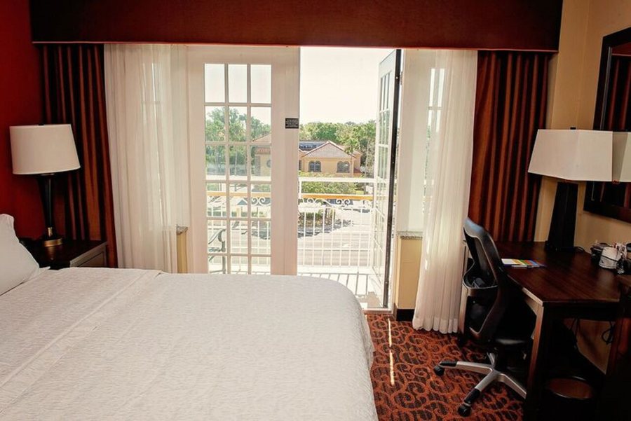 Hampton Inn Suites Bradenton Downtown Historic District — Guest room