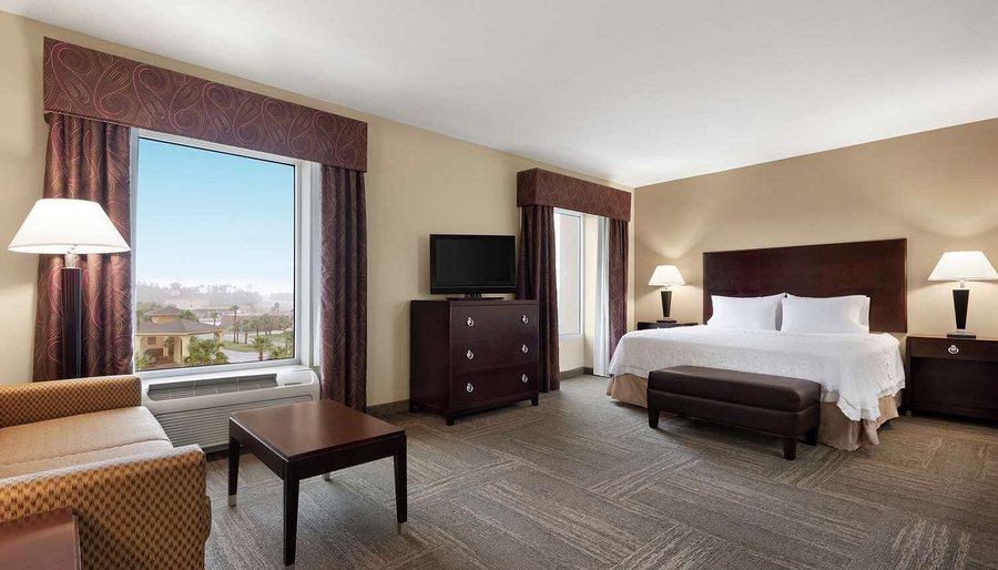 Hampton Inn Suites Brunswick — Guest room